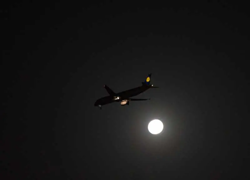 Самолет на Луфтханза кацна извънредно на летище София