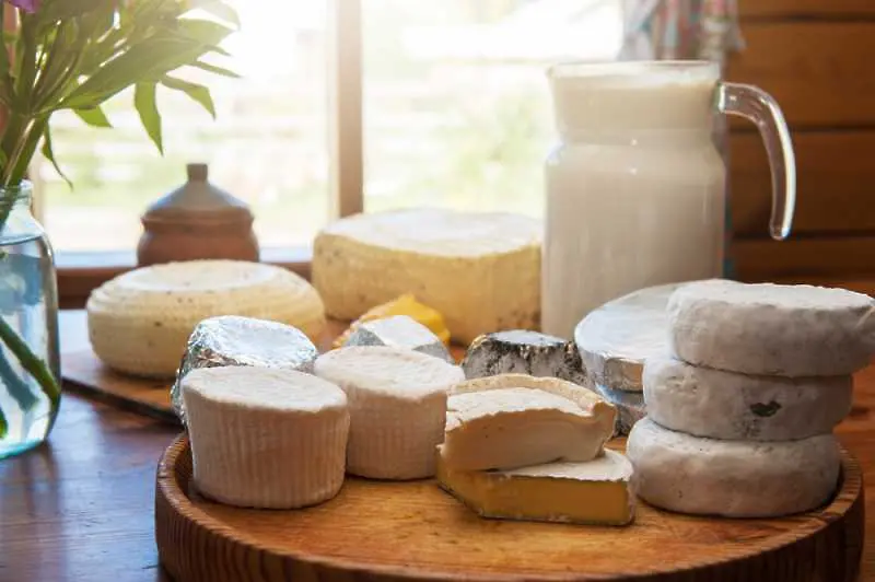 Синьо сирене - най-известното синьо сирене е Рокфор. То е характерно с плесента по него и е много подходящо както като предястие, така и за готвене.&nbsp;
