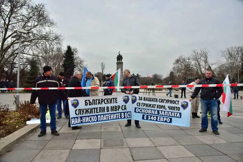 Полицейските синдикати спират засега протестите