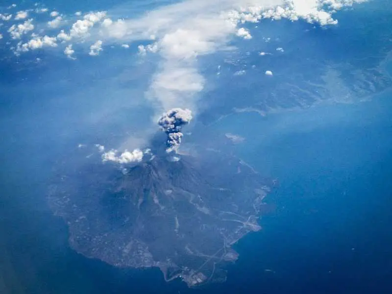 15 пострадали и един изчезнал при изригването на вулкан в Япония