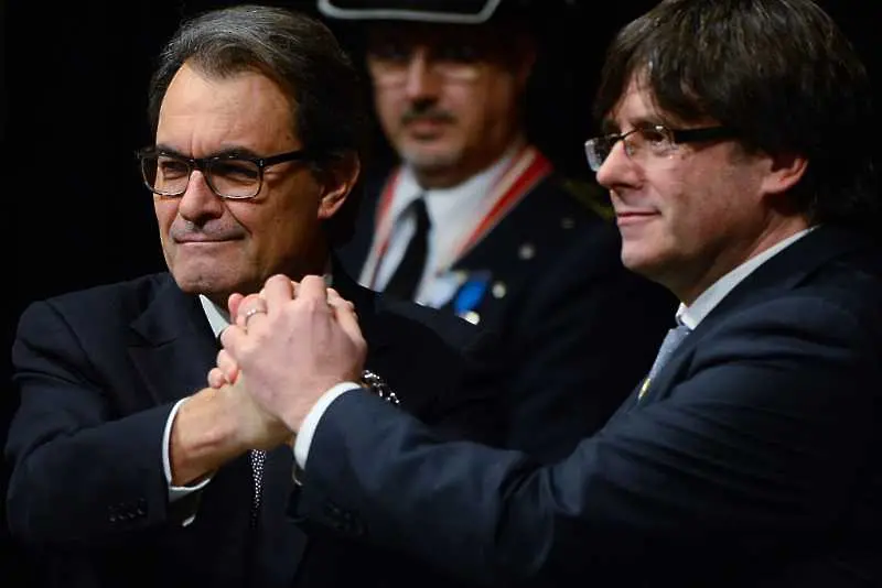 Каталунският президент подаде оставка като лидер на партията на Пучдемон