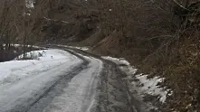 Опасно пропадане на пътя до Боровец