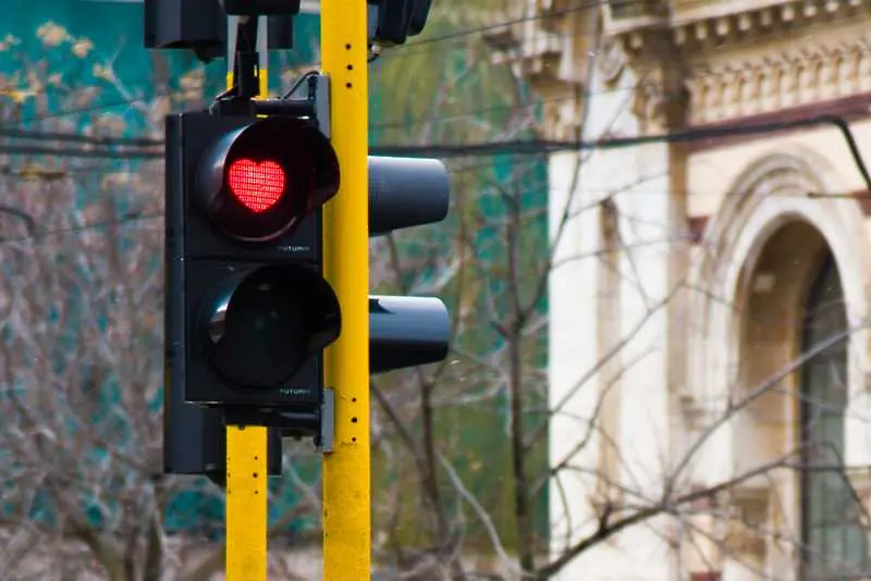 Сърца грейнаха на светофари в София