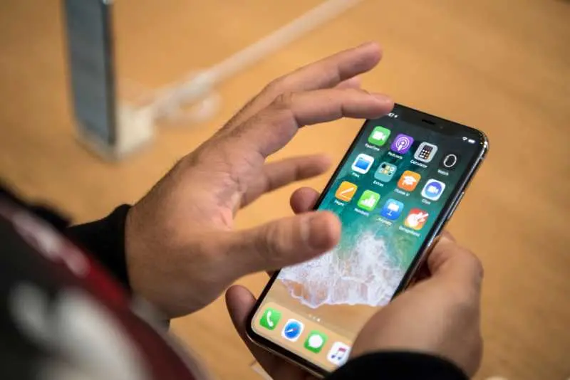 Apple съкращава наполовина производството на iPhone X 