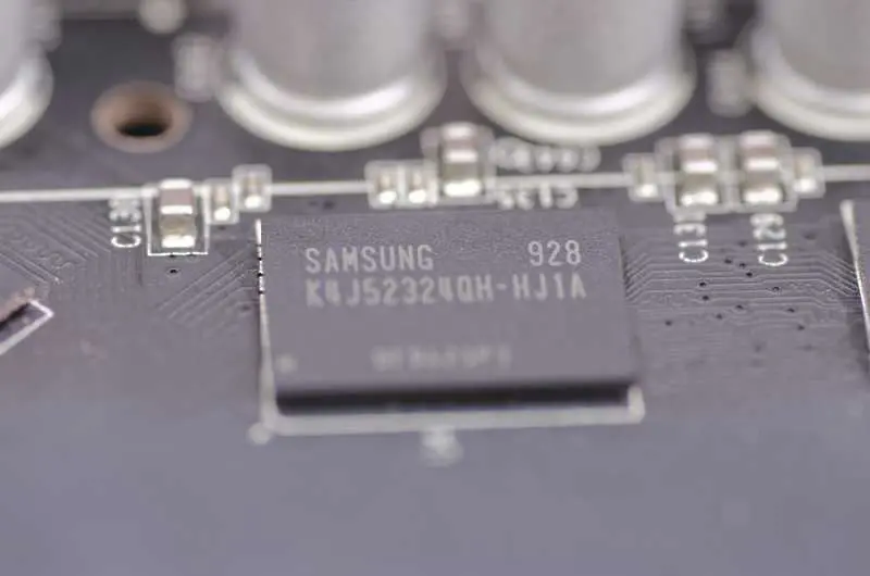Бизнесът с чипове вдига печалбата на Samsung