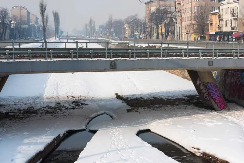 Патрулка падна във Владайска река в центъра на София