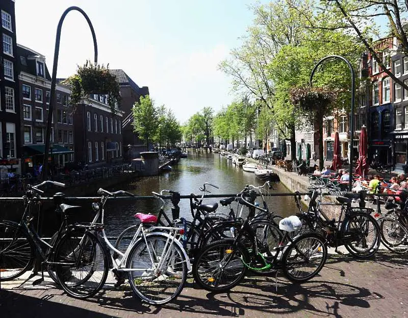 Каналите в Амстердам се превърнаха в пързалки