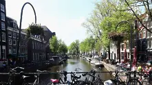 Каналите в Амстердам се превърнаха в пързалки