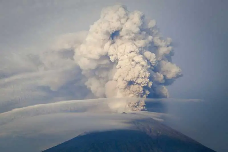 Вулканът на остров Суматра бълва пепел и дим 
