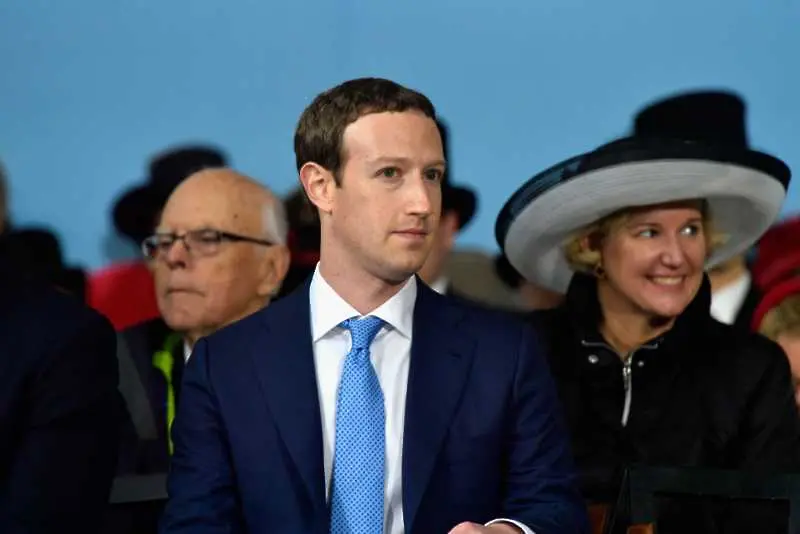 Зукърбърг: Все още съм човекът, който да управлява Facebook