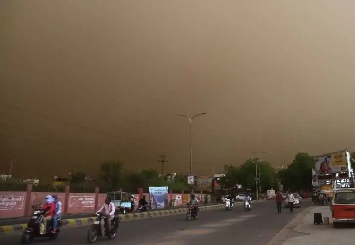 Пясъчни бури отнеха живота на над 70 души в Индия