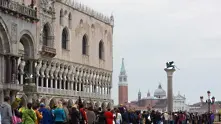 Венеция затвори за пръв път част от града за туристи 