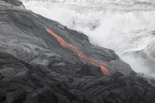 Евакуират 10 000 души заради вулкан на Хаваите