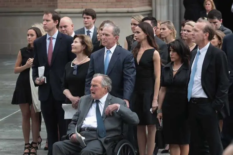 Джордж Буш-старши постъпи в болница