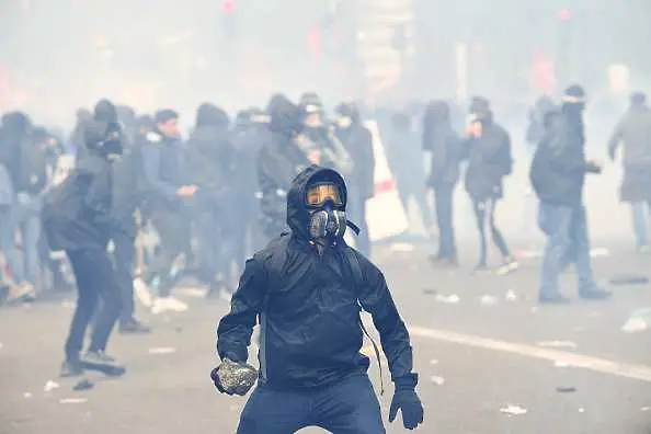Близо 300 арестувани след сблъсъците с ултралеви в Париж на 1 май
