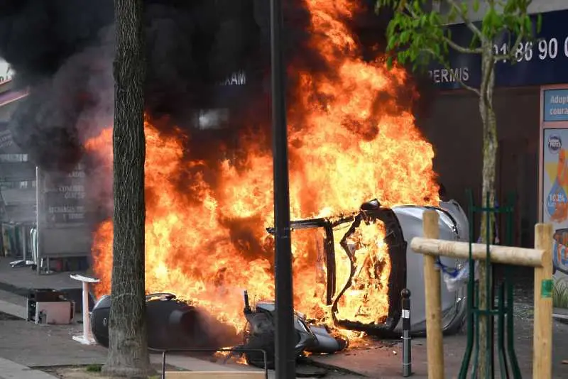 Погром в Париж от крайно леви анархисти (снимки)