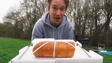 Забавен експеримент изпрати чесново хлебче в небето (видео)