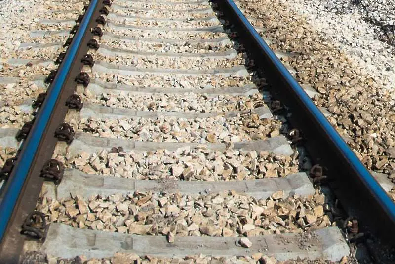 Двама души загинаха и 18 бяха ранени при дерайлиране на влак в Италия