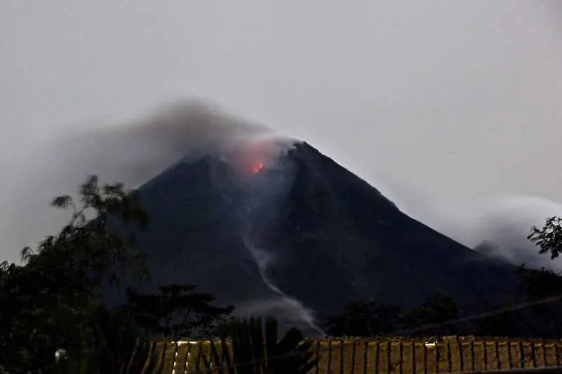Индонезия обяви тревога заради вулкана Маунт Мерапи