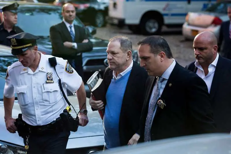 Харви Уайнстийн се предаде на полицията в Ню Йорк