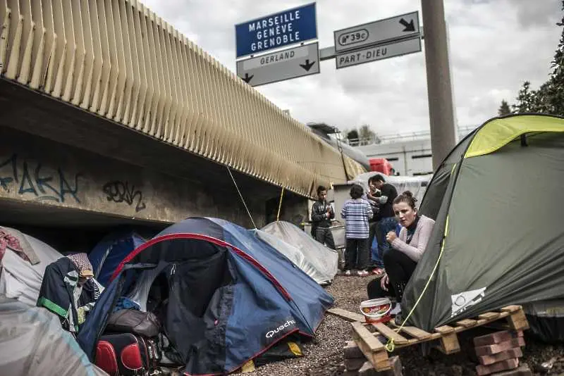 Френската полиция разчисти още два мигрантски лагера в Париж