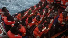 Корабът с 629 мигранти тръгва към Испания