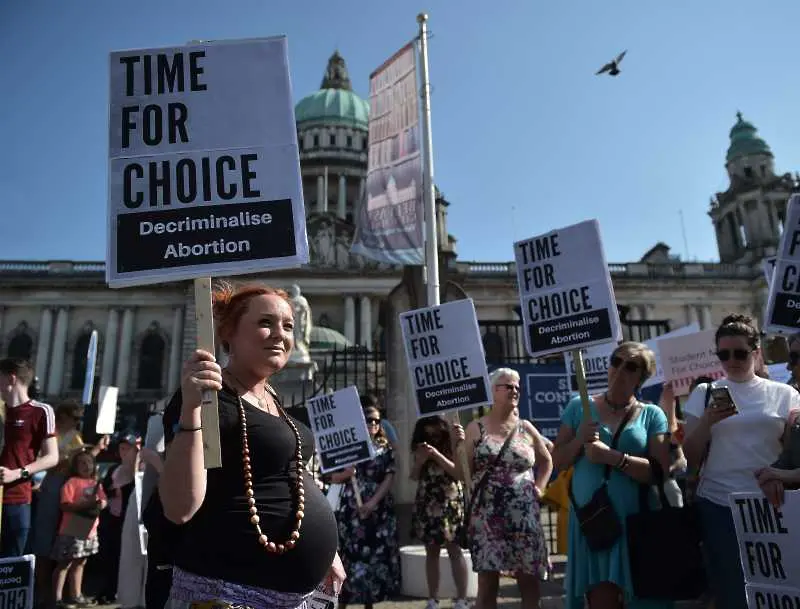 Стотици се обявиха в подкрепа на легализирането на абортите в Северна Ирландия