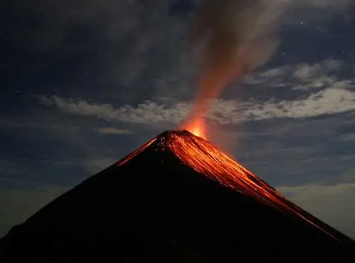 Десетки загинали и ранени при изригването на вулкана Фуего