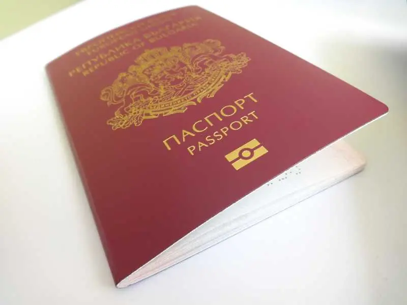 Все повече македонци искат български паспорт