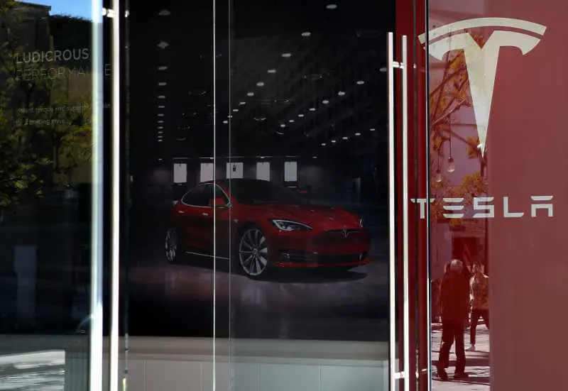 Tesla изпълни производствената си цел за 5000 коли Model 3 седмично