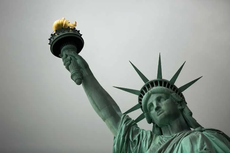 Американската полиция свали жена, покатерила се на Статуята на Свободата 