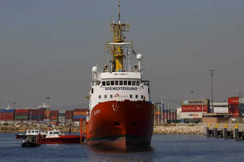 Франция ще приеме 132 бежанци от корабите Акуариус и Лайфлайн