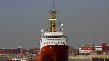 Франция ще приеме 132 бежанци от корабите Акуариус и Лайфлайн