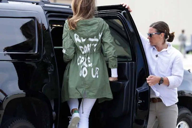 Мелания Тръмп привлече внимание с надпис върху яке