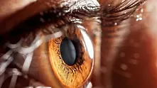 Учени впръскват капки за нощно зрение в очите на човек