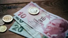 Валутен шок в Турция, лирите свършиха по обменните бюра