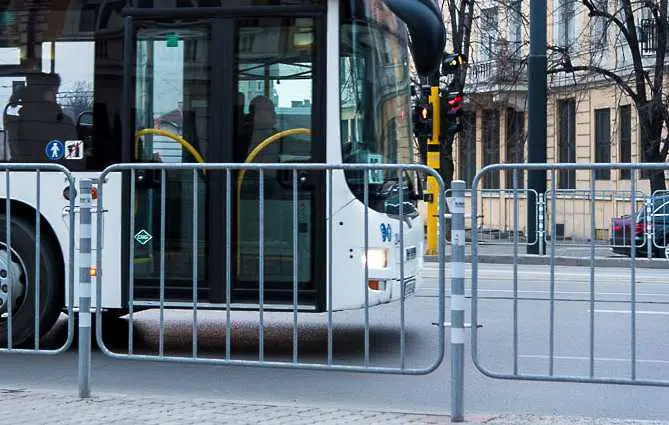 Мъж напръска със спрей контрольори в столичния градски транспорт