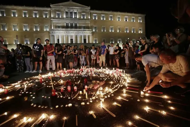 Стотици поискаха прошка от жертвите на пожарите край Атина