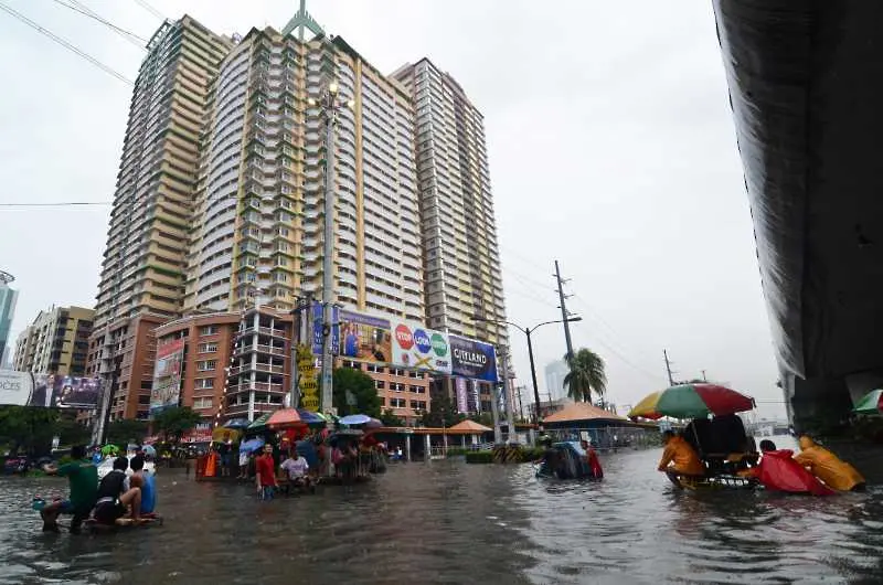 Трима загинаха, хиляди напуснаха домовете си заради наводнения във Филипините