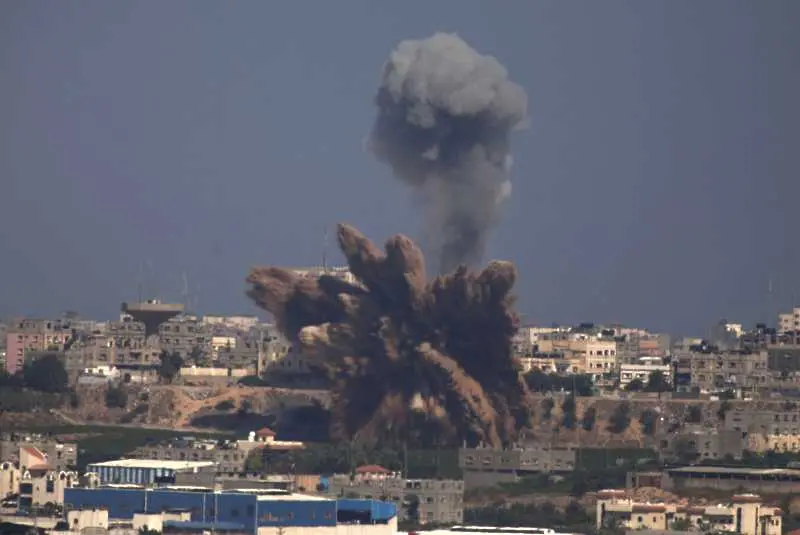 Най-малко 18 палестинци са ранени при израелски въздушен удар в град Газа