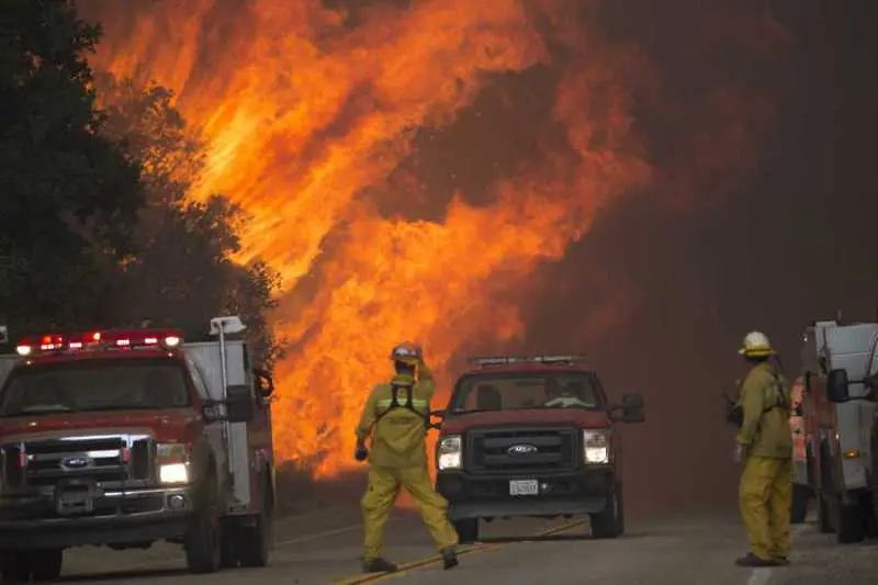 Пожарникар загина при борба с пожарите в Калифорния