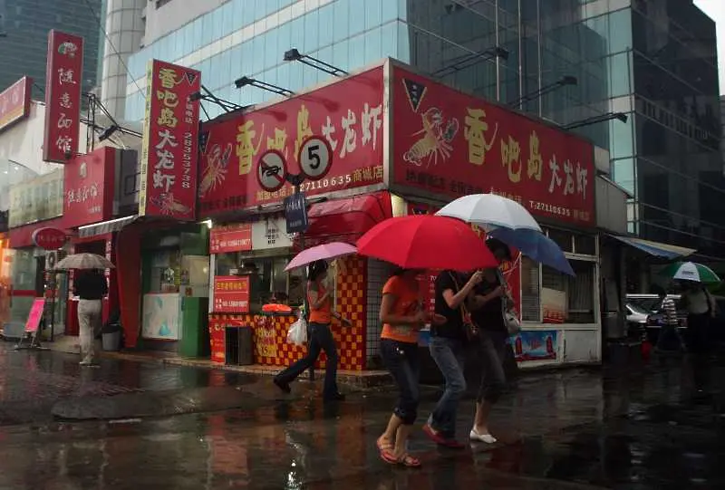 Евакуираха над 130 000 жители на Шанхай заради мощен тайфун