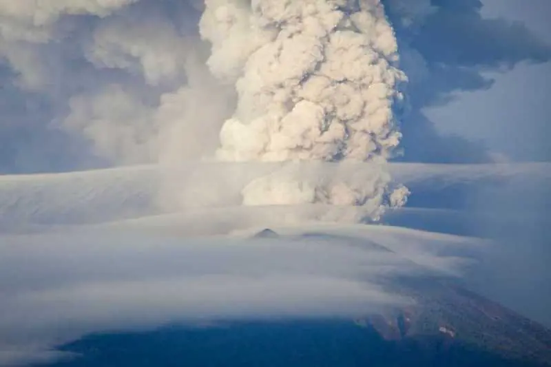 Вулкан в Русия изхвърли пепел на километри в небето