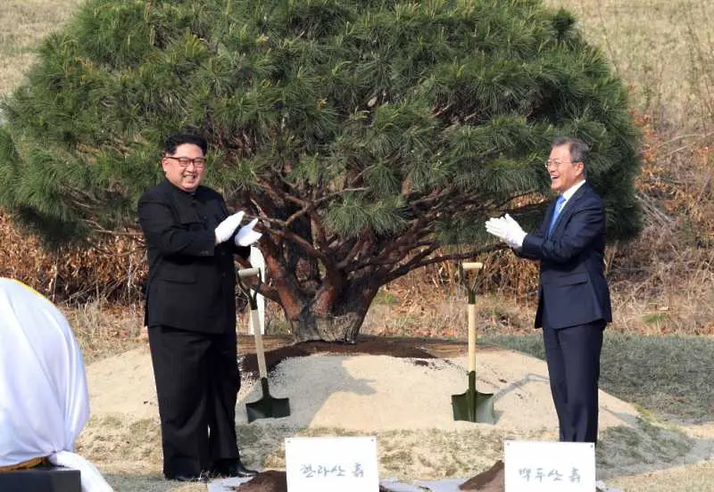 Двете Кореи преговарят за датата и мястото на новата среща на върха на лидерите им