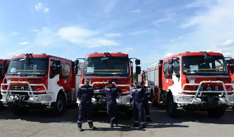 Огънят е обхванал около 2000 кв.м от покривната конструкция на Цариградските конюшни