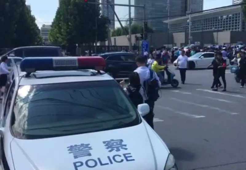 Експлозия пред американското посолство в Пекин 
