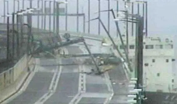 Един човек загина, а десетки бяха ранени при мощния тайфун в Япония