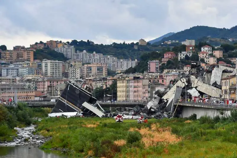 Потресаващи кадри от срутения мост в Генуа