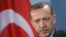 Премахнаха провокативна златна статуя на Ердоган от германски град (видео)