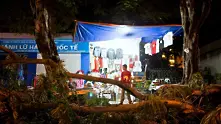 Тайфун помете Северен Виетнам. Други два се насочват към Япония
